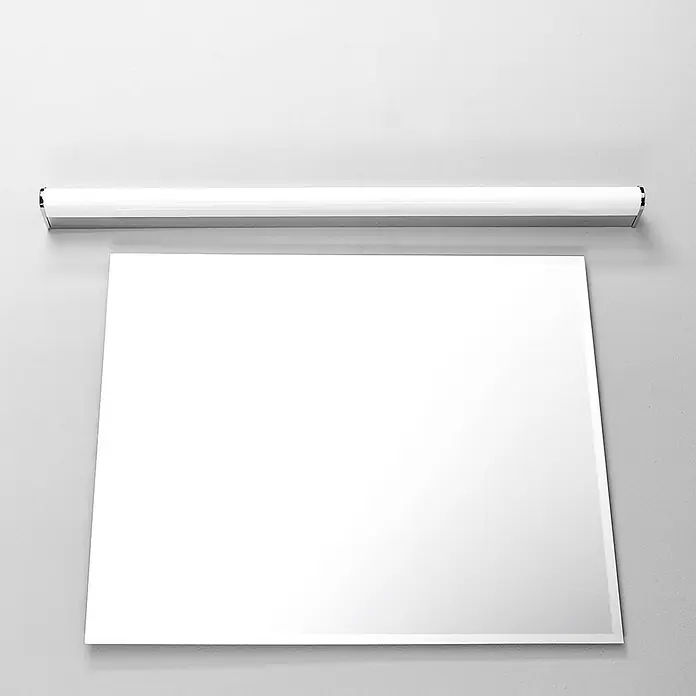 Lindby Wandleuchte Philippa - chrom / silber - Rechteckiger Spiegel mit einer schlanken weißen und verchromten LED-Lichtleiste darüber.
