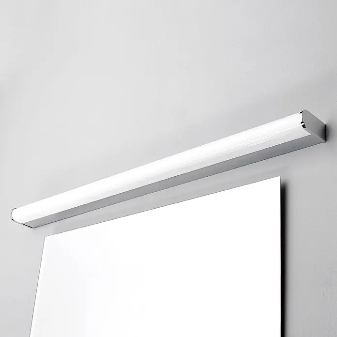 Lindby Wandleuchte Philippa - chrom / silber - Moderne verchromte LED-Spiegelleuchte mit transluzentem weißen Diffusor, über einem Spiegel montiert.