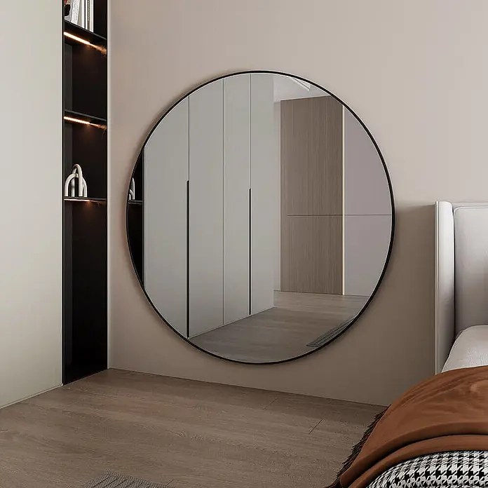Home Deluxe Standspiegel KALI -  - Großer runder Wandspiegel mit schwarzem Rahmen in einem modernen Schlafzimmer.