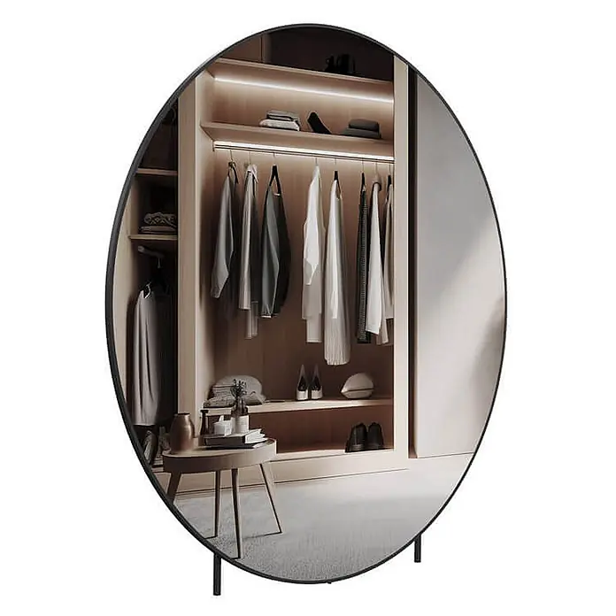Home Deluxe Standspiegel KALI -  - Schwarzer ovaler Standspiegel, der einen modernen begehbaren Kleiderschrank mit Kleidung und Accessoires widerspiegelt.