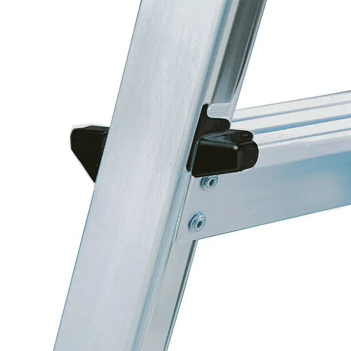 Krause Monto Doppel-Stehleiter Dopplo - Arbeitshöhe: 2,4 m, Anzahl Tritte: 8 Stk., Belastbarkeit: 150 kg, Aluminium - Nahaufnahme einer Aluminiumleiter, die Details der Bauweise und Verbindungselemente zeigt.\n