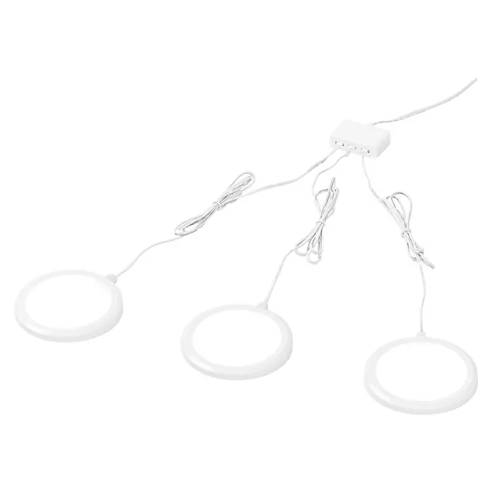 Ledvance Smart+ LED-Unterbauleuchten-Set - Mehrfarbig - Drei runde weiße LED-Unterbauleuchten, verbunden durch weiße Kabel mit einem Verteilerkasten.