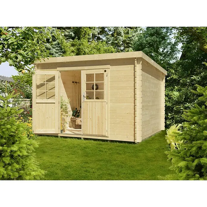 Kiehnholz Gartenhaus Espoo 474 - Außenmaß inkl. Dachüberstand (B x T): 323 x 321 cm, Holz, Natur - Ein helles Holzgartenhaus mit Doppeltür, umgeben von Grün, bietet viel Stauraum. Perfekt für Werkzeuge und Gartengeräte.