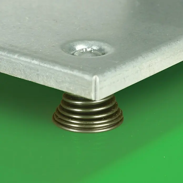 Berg Handfliesenschneider BTC 640 - Max. Schnittlänge: 640 mm, Max. Fliesenstärke: 20 mm - Nahaufnahme einer Feder unter einer Metallplatte. Die Feder dient als Dämpfer zwischen Platte und Untergrund.