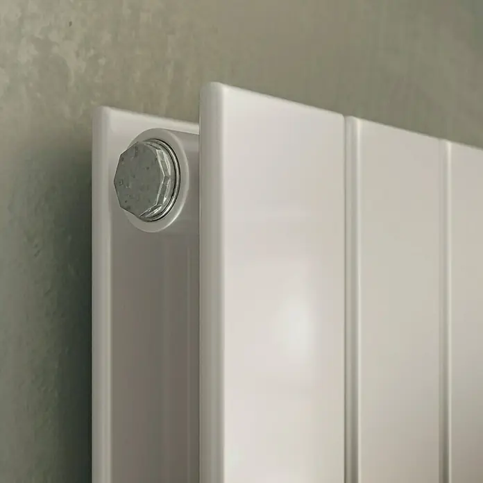 Ximax Raumheizkörper P1 Duplex - B x H: 445 x 1.800 mm, Wärmeleistung bei Vorlauftemperatur von 75 °C (D: 50): 1.182 W, Weiß - Nahaufnahme eines weißen Heizkörpers mit einem silbernen Verschluss. Das Design ist modern und schlicht.