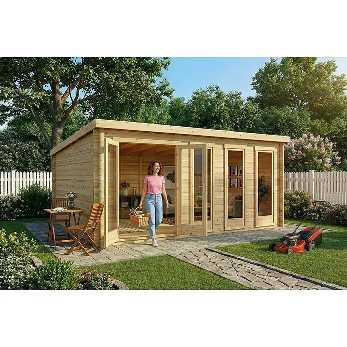 Alpholz Gartenhaus Atrium D - Außenmaß inkl. Dachüberstand (B x T): 598 x 618 cm, Holz, Naturbelassen - Helle Gartenhütte aus Holz mit Glastüren, in einem Garten, aus der eine Person tritt.