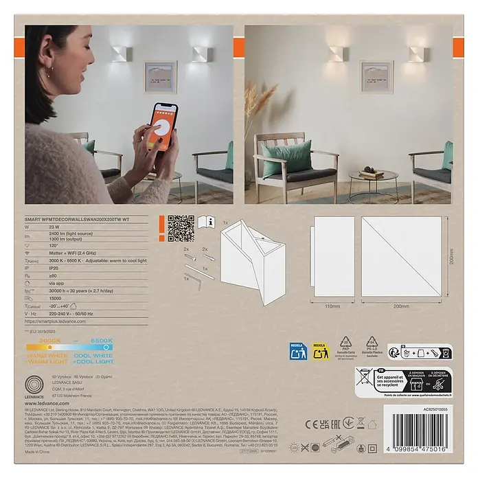 Ledvance Smart+ WiFi LED-Wandleuchte - 23 W, L x B x H: 20 x 20 x 11 cm, Weiß, Mehrfarbig - Weiße smarte LED-Wandleuchte, würfelförmig, beleuchtet eine Wohnzimmerwand. Eine Frau steuert das Licht per Smartphone-App.
