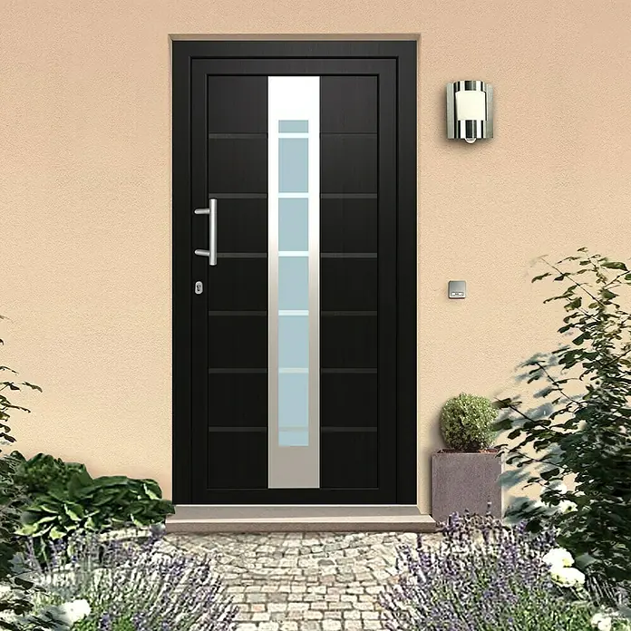 Solid Elements Haustür KT-448 - 110 x 210 cm, DIN Anschlag: Links, Anthrazit/Weiß - Elegante Haustür in Schwarz mit einem vertikalen Glaseinsatz, umgeben von einer hellen Fassade und üppiger Bepflanzung.