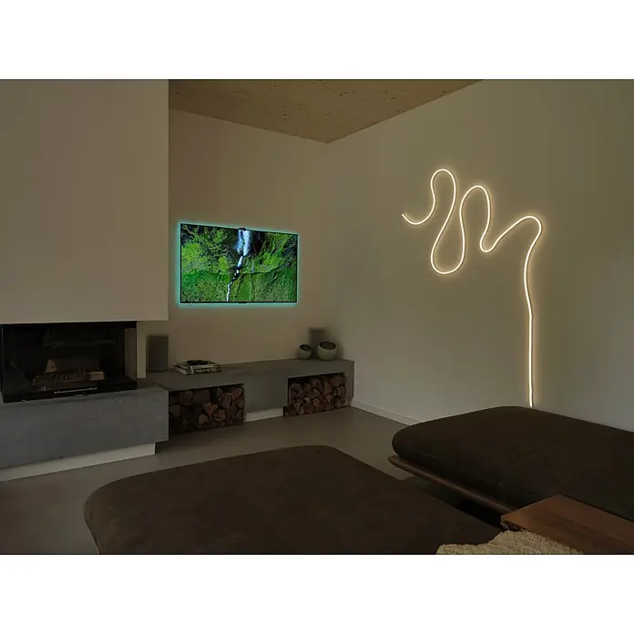 Osram Smart+ LED-Band Flex - Länge: 300 cm, Lichtfarbe: RGBW, 14 W, 1.500 lm, 220 V - 240 V - Dekorative warmweiße flexible Neonlichtkunst beleuchtet eine moderne Wohnzimmerwand.