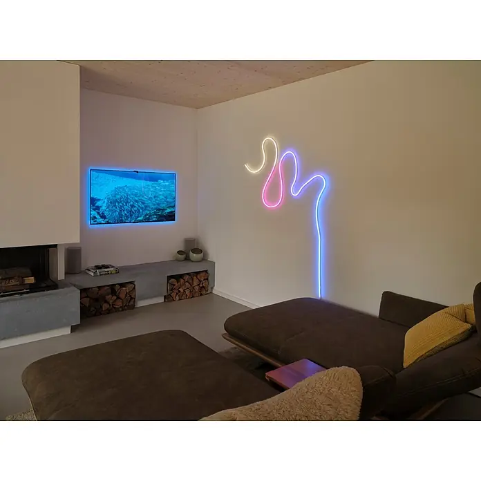 Osram Smart+ LED-Band Flex - Länge: 300 cm, Lichtfarbe: RGBW, 14 W, 1.500 lm, 220 V - 240 V - Farbenfrohe, abstrakte Neon-Wandkunst in Gelb, Rosa und Blau, die ein modernes Wohnzimmer lebhaft beleuchtet.