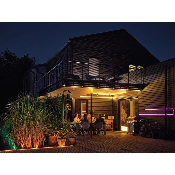 Osram Smart+ LED-Band Flex außen - Länge: 300 cm, Lichtfarbe: RGBW, 12,5 W, 740 lm, 220 V - 240 V - Outdoor-LED-Streifen beleuchten abends Terrasse und Balkon eines modernen Hauses und schaffen eine farbenfrohe Atmosphäre für geselliges Beisammensein.