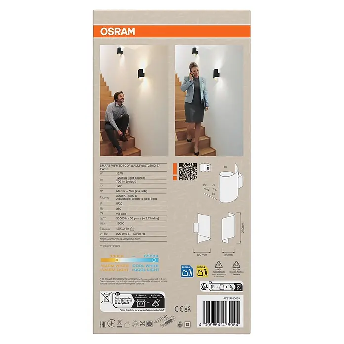 Ledvance Smart+ WiFi LED-Wandleuchte - 12 W, L x B x H: 12,7 x 9,5 x 23 cm, Schwarz, Warmweiß - Schwarze OSRAM Smart-Wandleuchte mit einstellbarem Warm- bis Kaltlicht, beleuchtet eine Innentreppe.