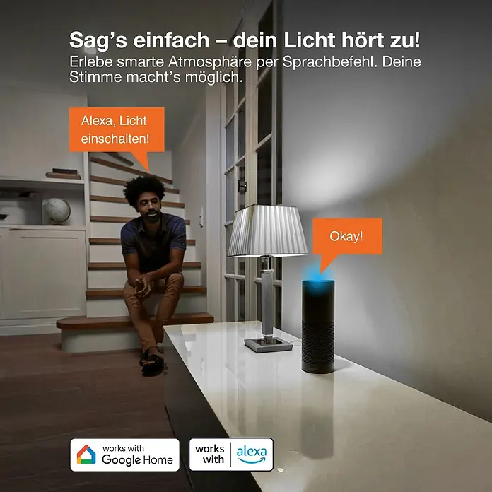 Osram Smart+ Smart-LED-Lampe - G9, 3,5 W, Mehrfarbig - Ein Mann steuert mit Alexa eine Lampe per Sprachbefehl in einem Wohnzimmer.