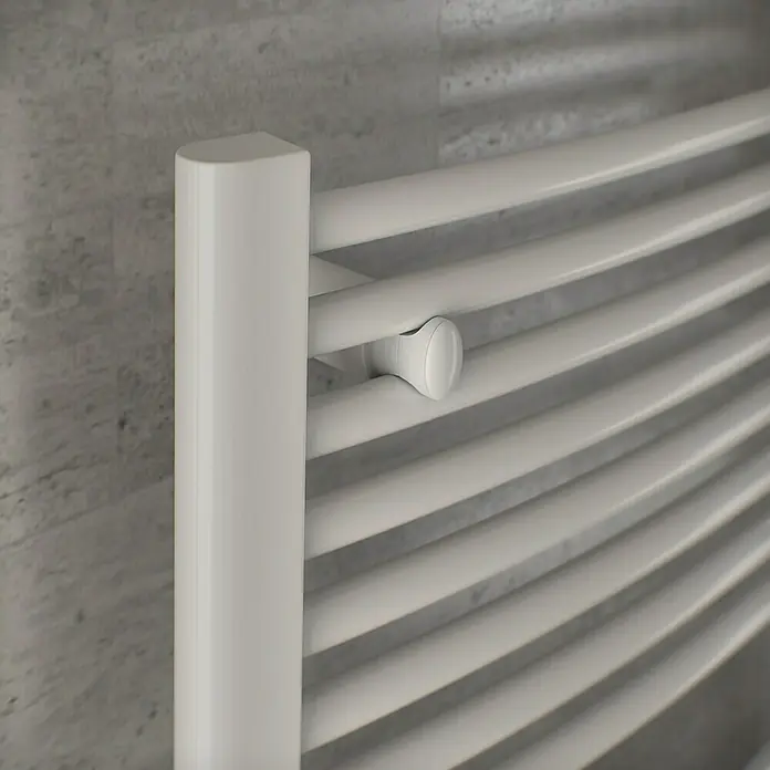Ximax Badheizkörper Top - B x H: 595 x 764 mm, Wärmeleistung bei Vorlauftemperatur von 75 °C (D: 50): 456 W, Anschlusskombination Heizkörper: Mittig unten - Detailaufnahme eines weißen Handtuchwärmers mit horizontalen Heizstäben und einem Thermostatventil an einer grauen Wand.