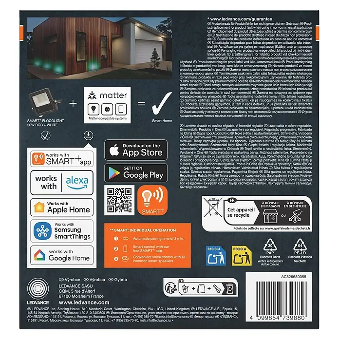 Ledvance Smart+ WiFi LED-Außenwandleuchte Flood - 20 W, 15,2 x 12,5 x 2,8 cm, RGBW - Ein schwarzer Smart+ Flutlichtstrahler (20W RGB + Weiß) mit Smart-Home-Kompatibilität wird neben einem modernen Haus gezeigt, das von ähnlichen Strahlern beleuchtet wird.