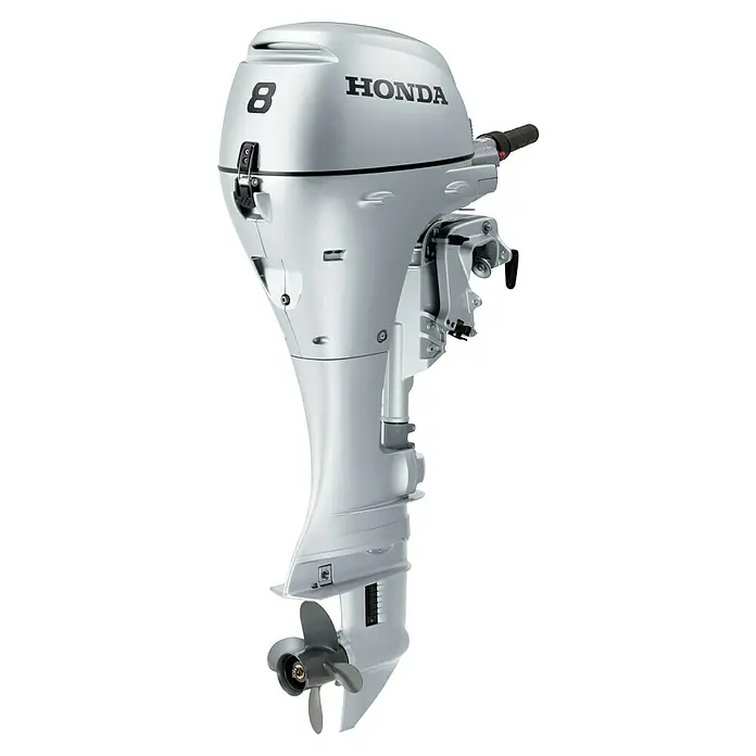 Honda Marine Außenbordmotor BF 8 SRU - 5,9 kW, Fernsteuerung, Kurzschaft, Elektrostart - Abbildung eines Honda 8 PS Außenbordmotors. Das silberne Design und die dreiblättrige Schraube sind gut sichtbar.