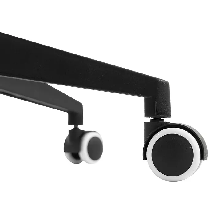 Silla de oficina Olivia - Negro, Reposabrazos - Pata de mueble negra con dos ruedas negras y blancas.