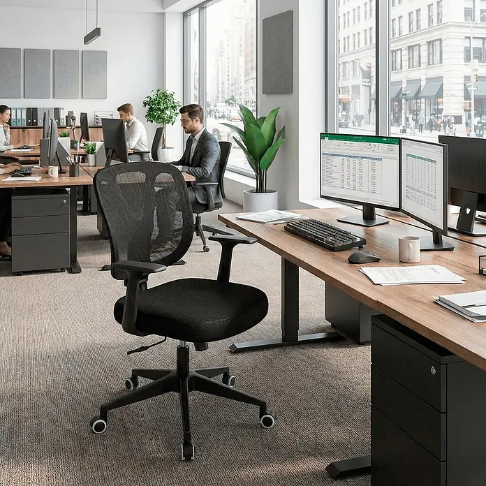 Silla de oficina Ana - Negro, Reposabrazos - Silla de oficina ergonómica de malla negra en un entorno de oficina moderno.