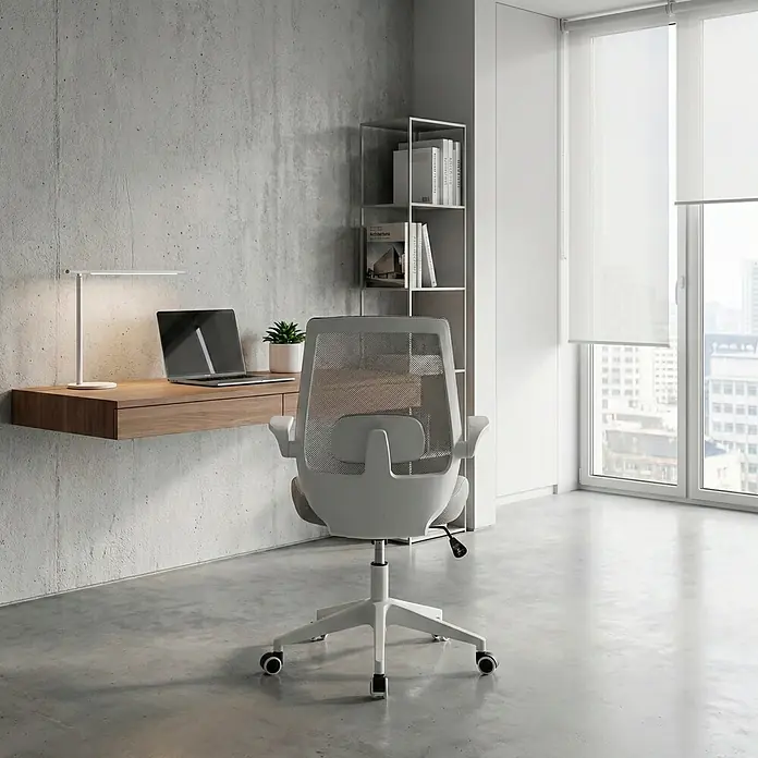 Silla de oficina Olivia - Gris/Blanco, Reposabrazos - Silla de oficina de malla gris con diseño ergonómico y base blanca con ruedas.