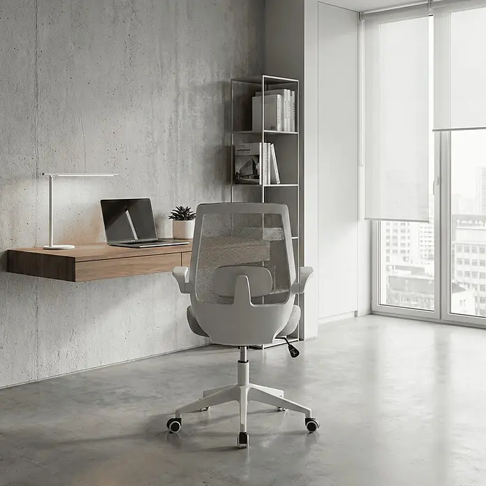 Silla de oficina Olivia - Gris/Blanco, Reposabrazos - Silla de oficina de malla gris con estructura blanca, situada en un escritorio flotante.