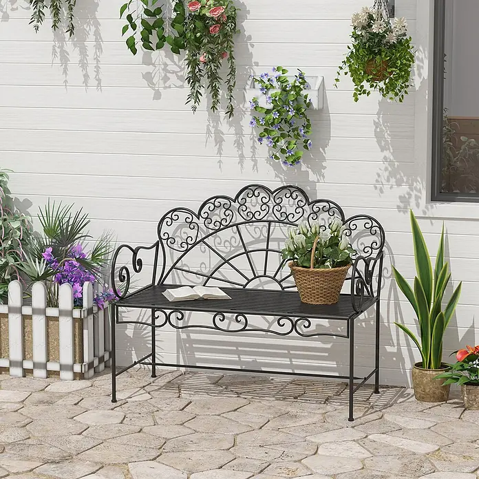 Furnicato Gartenbank pulverbeschichtet - B x T x H: 55,5 x 107 x 90,5 cm, Metall, Schwarz - Schwarze schmiedeeiserne Gartenbank mit verzierter Rückenlehne und Schnörkeln auf einer Terrasse.