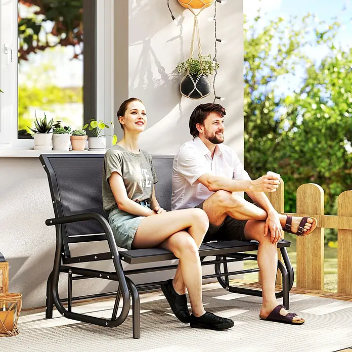 Furnicato Gartenbank Texteline - B x T x H: 70 x 120 x 85 cm, Metall, Texteline-Gewebe, Grau - Schwarze Metall-Outdoor-Schaukelbank auf einer Terrasse, bietet Platz für zwei Personen.