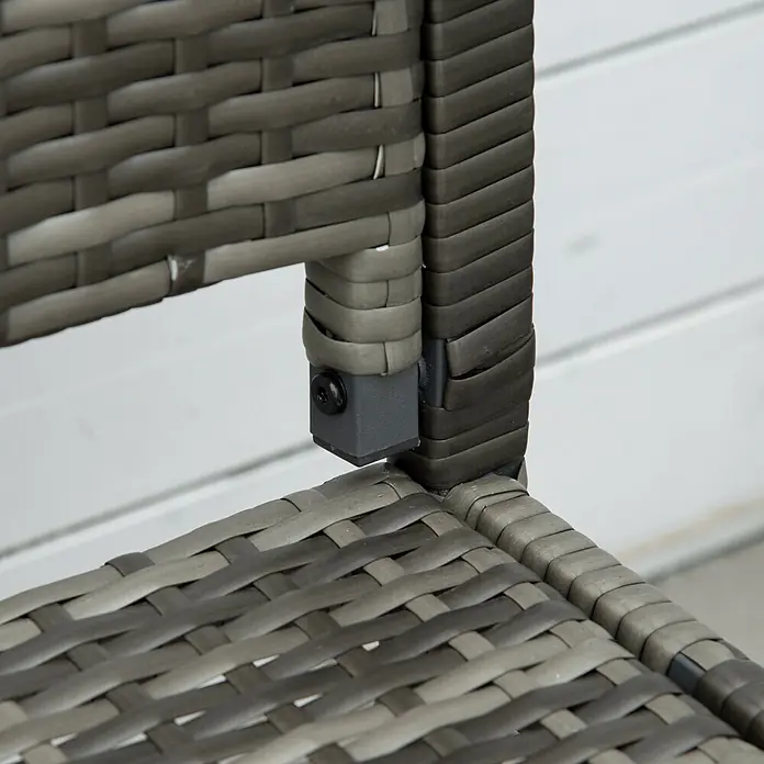 Furnicato Gartenbank PE-Rattan - B x T x H: 60 x 122 x 87 cm, Polyrattan, Braun - Nahaufnahme eines zweifarbigen grauen Geflechtstuhls aus Kunststoffrattan, der eine Metallverbindung zeigt.