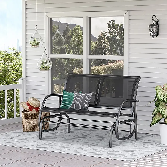 Outsunny Gartenbank Schaukelbank, Schwarz, 120cm x 70cm x 85cm - Metall, Netzstoff, Schwarz - Schwarze Outdoor-Schaukelbank aus Metall mit Netzbespannung und zwei Zierkissen auf einer Terrasse.