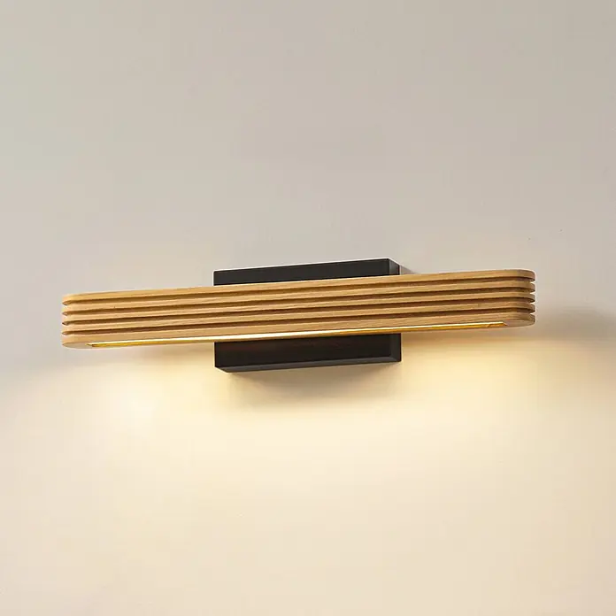 Lucande Wandleuchte Lieske - Holz hell - Wandleuchte mit Holzlamellen und schwarzem Sockel, strahlt warmes Licht aus.