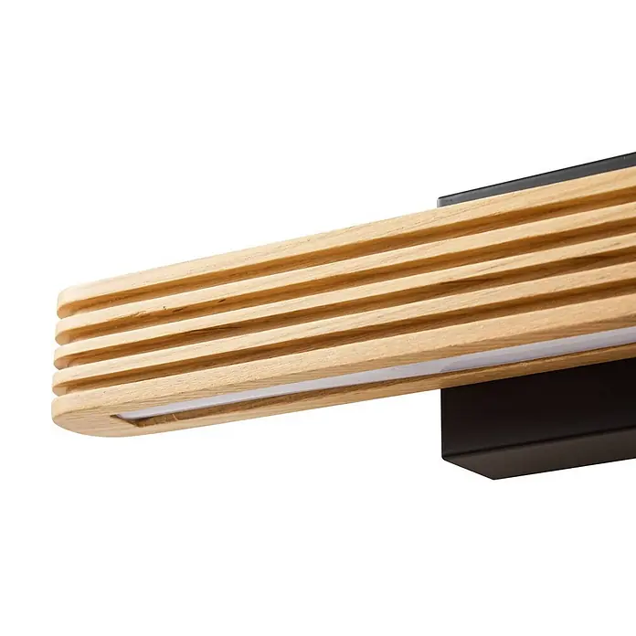Lucande Wandleuchte Lieske - Holz hell - Nahaufnahme einer Wandleuchte aus hellem Holz mit Lamellen, integriertem LED-Streifen und schwarzer Metallhalterung.