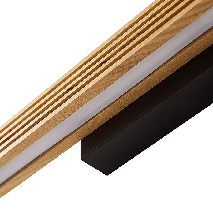 Lucande Wandleuchte Lieske - Holz hell - Lineare Holzleuchte mit Lamellendesign, einem transluzenten Diffusor und einer schwarzen Metallbasis.