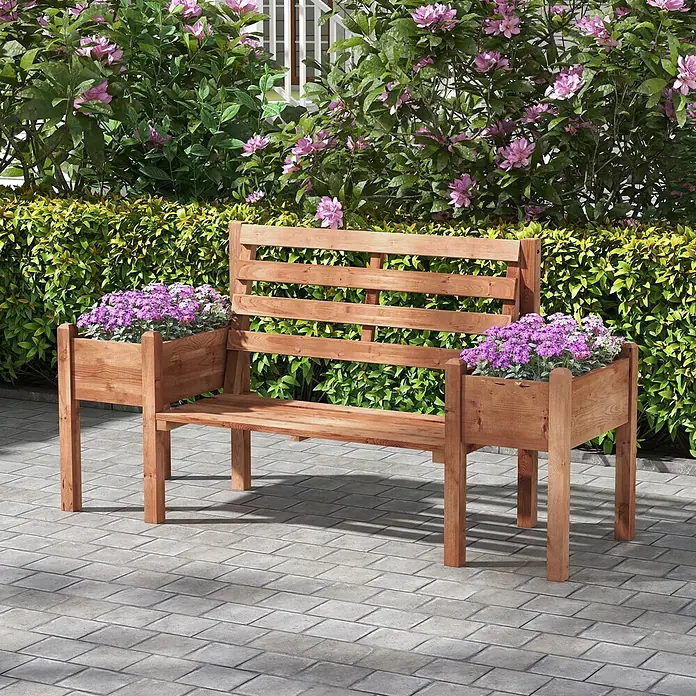 Outsunny Gartenbank - Tannenholz, Braun - Hölzerne Gartenbank mit integrierten Pflanzkästen voller lila Blumen, auf einer Terrasse umgeben von Grün.