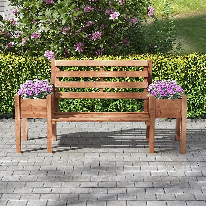 Outsunny Gartenbank - Tannenholz, Braun - Hölzerne Gartenbank mit integrierten Pflanzgefäßen voller lila Blumen, auf einer gepflasterten Terrasse.