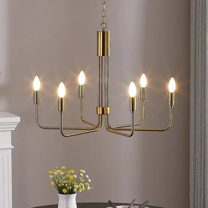Lindby Kronleuchter Elanova - L x B x H: 70 x 70 x 48,6 cm, messing, E14 - Ein moderner goldfarbener Kronleuchter mit sechs Lichtern hängt von der Decke über einem Esstisch und beleuchtet den Raum.