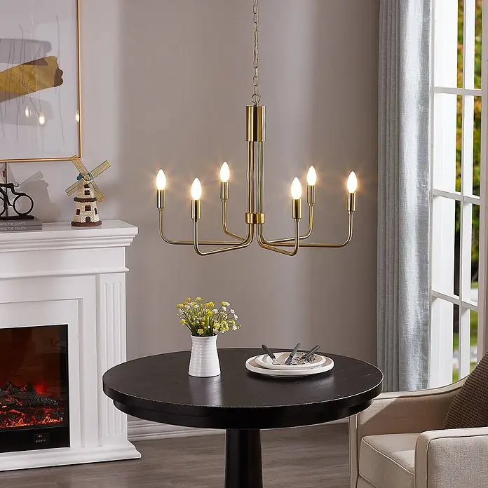Lindby Kronleuchter Elanova - L x B x H: 70 x 70 x 48,6 cm, messing, E14 - Moderne goldene 8-flammige Hängelampe über einem dunklen runden Tisch in einem Esszimmer.
