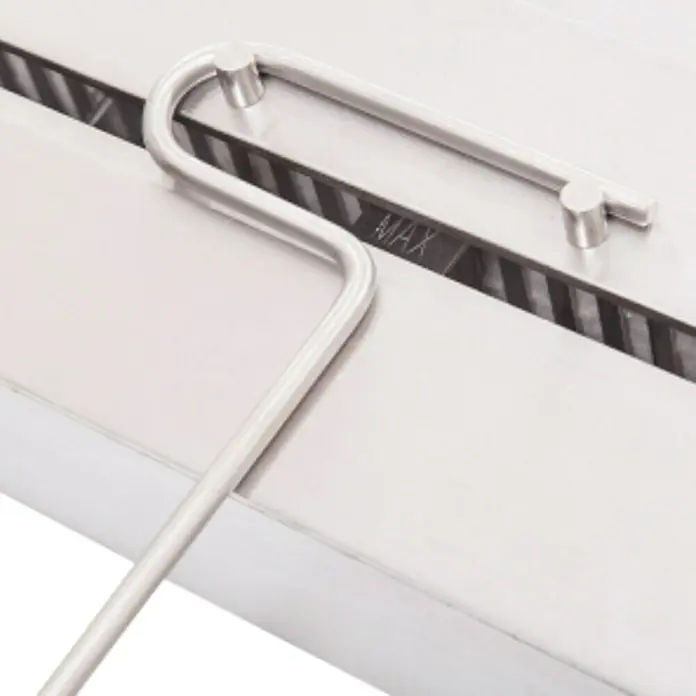Purline Bloque de combustión F96150 - 1.500 x 200 x 90 mm, Acero inoxidable - Primer plano de un quemador de bioetanol con un diseño elegante y moderno, y una herramienta práctica para ajustar la llama.