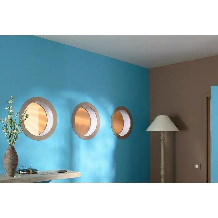 Mottez Bullauge - MDF, Natur, Optik Glas: Klarglas, Durchmesser: 25 cm - Eine Wand mit drei runden Lampen, die ein warmes Licht ausstrahlen und eine gemütliche Atmosphäre erzeugen. Dekorative Wandleuchten im Interieur.
