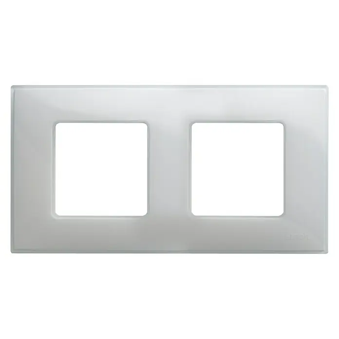 Simon 27 Marco - Plata, Modelo de mecanismos: x 2, Plástico, Instalar - Primer plano de una placa de pared doble blanca con recortes cuadrados, ideal para alojar interruptores de luz y tomas de corriente.