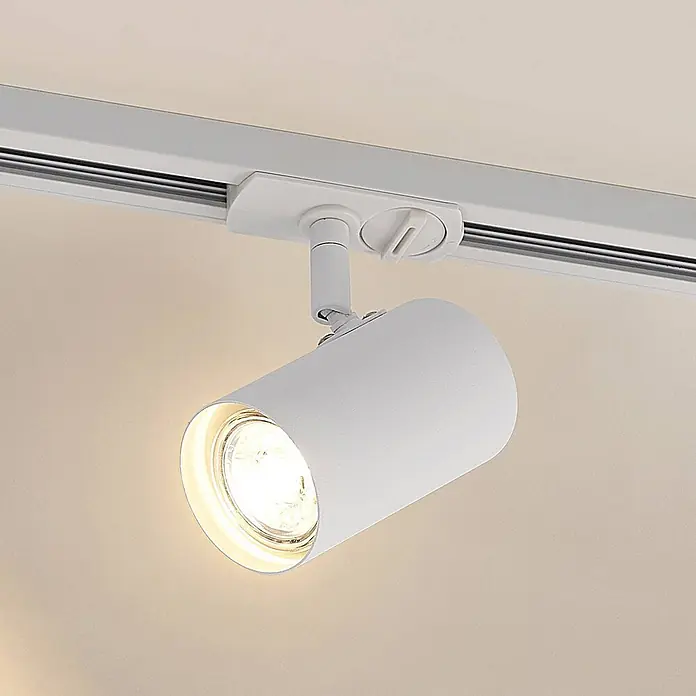 Lindby LED-Spannseilsystem Linaro - L x B x H: 11,7 x 6 x 12,5 cm, weiß / opal, weiß / opal - Weißer zylindrischer Stromschienenstrahler mit leuchtender Glühbirne, auf einem weißen Schienensystem montiert.