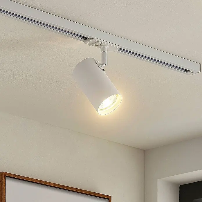 Lindby LED-Spannseilsystem Linaro - L x B x H: 11,7 x 6 x 12,5 cm, weiß / opal, weiß / opal - Weißer zylindrischer LED-Stromschienenstrahler leuchtet von einer Deckenstromschiene nach unten.