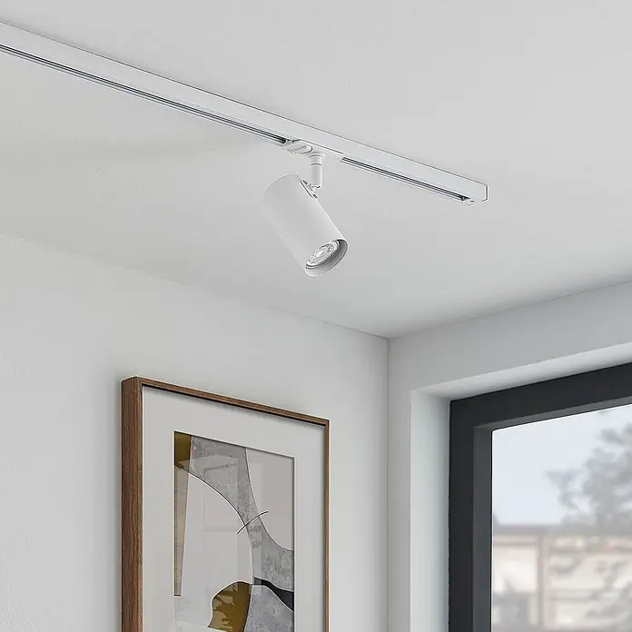 Lindby LED-Spannseilsystem Linaro - L x B x H: 11,7 x 6 x 12,5 cm, weiß / opal, weiß / opal - Weißes Stromschienensystem mit einem einzelnen verstellbaren Strahler an einer weißen Decke.
