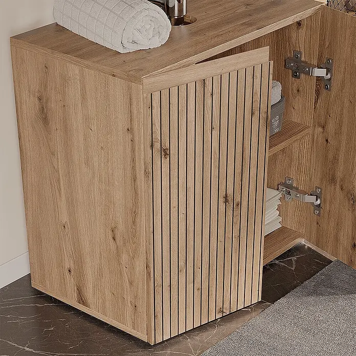 Vicco Badmöbel-Set Takumi Artisan 2 Teile - Artisan-Eiche, Matt - Badezimmerschrank aus hellem Holz mit offener Lamellentür, die gestapelte Handtücher zeigt. Naturholzmaserung.