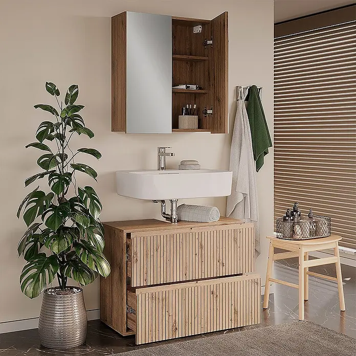 Vicco Badmöbel-Set Takumi Artisan 2 Teile - Artisan-Eiche, Matt - Hölzerner Badezimmer-Waschtisch mit gerippten Schubladen, weißem Waschbecken und passendem Spiegelschrank in einem modernen Badezimmer.