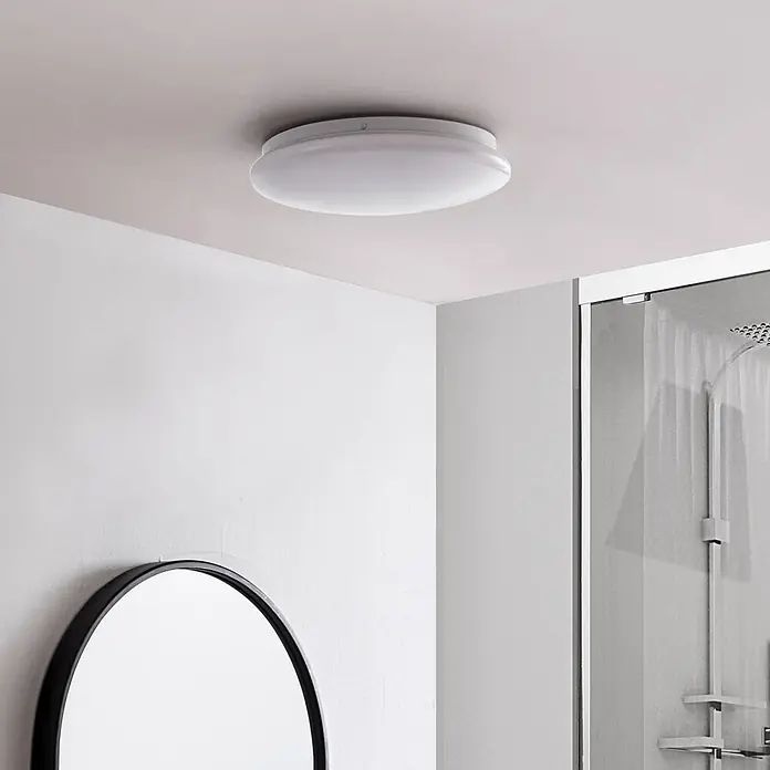 Lindby Deckenleuchte Emeryn - weiß / opal - Weiße, runde LED-Deckenleuchte bündig an einer Badezimmerdecke montiert. Sorgt für Raumbeleuchtung.