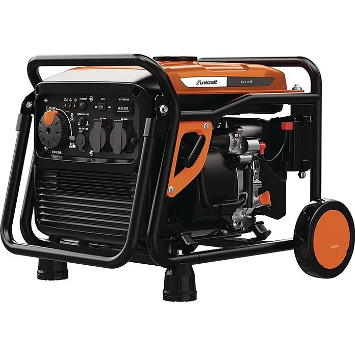 Stürmer Maschinen Stromerzeuger PG-I 41 SE - Nennleistung: 3,6 kW, Tankvolumen: 12,5 l, Verbrauch: 2,5 l/h - Tragbarer schwarz-oranger Generator mit Bedienfeld, mehreren Steckdosen und Rädern.