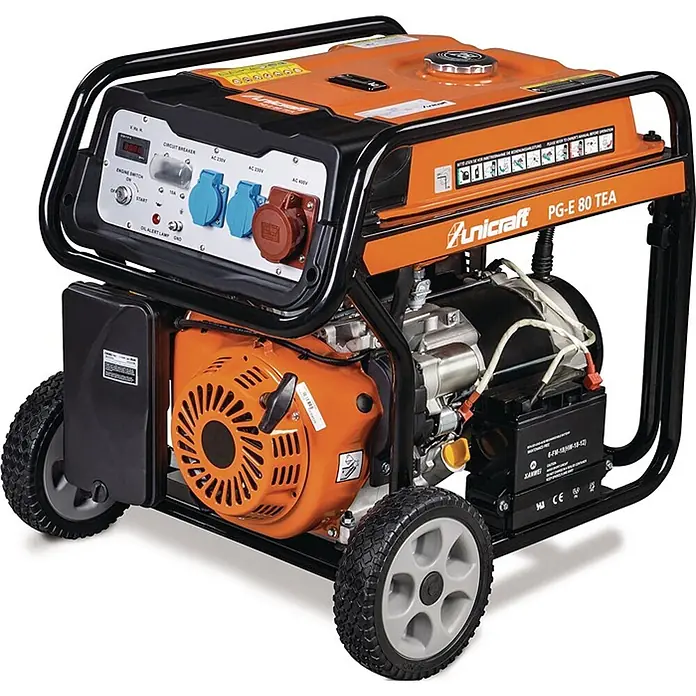 Stürmer Maschinen Stromerzeuger PG-E 80 TEA - Nennleistung: 6,5 kW, Tankvolumen: 25 l, Verbrauch: 3,4 l/h - Oranger und schwarzer tragbarer Stromgenerator mit Rädern, Bedienfeld, Motor und Kraftstofftank.