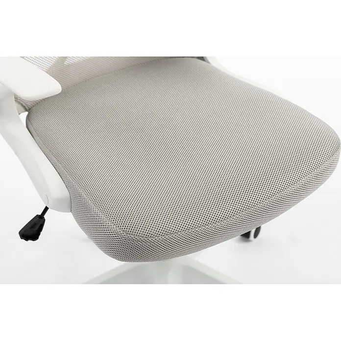 Silla de oficina Vega - Gris/Blanco, Reposabrazos - Primer plano de un asiento de silla de oficina de malla gris claro con reposabrazos blanco y palanca de ajuste negra.