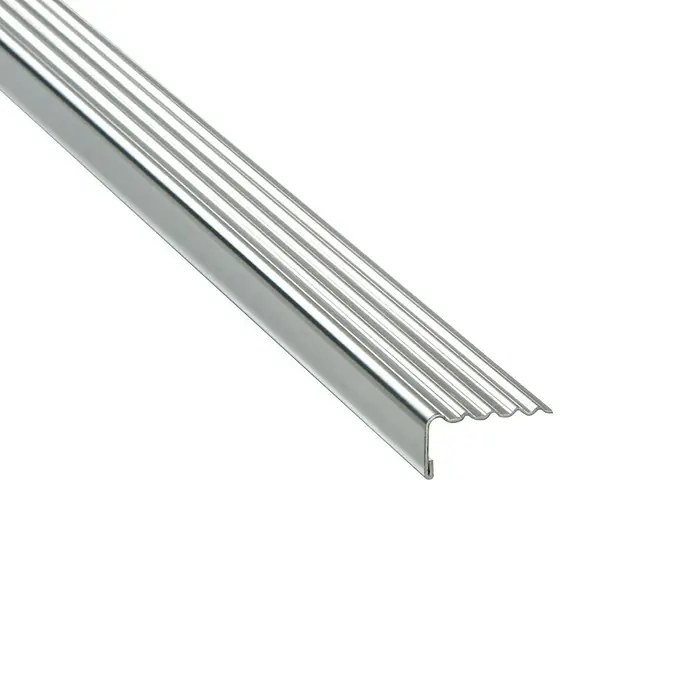Escalón autoadhesivo - 1 m x 35 mm x 13 mm, Acero - Perfil plateado de aluminio para bordes de escaleras con superficie acanalada para mayor resistencia al deslizamiento y diseño moderno.