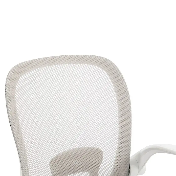 Silla de oficina Vega - Gris/Blanco, Reposabrazos - Primer plano de un respaldo de silla de oficina de malla beige claro con reposabrazos blanco, destacando su diseño transpirable.