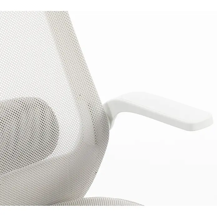 Silla de oficina Olivia - Gris/Blanco, Reposabrazos - Primer plano del respaldo de malla gris claro y el reposabrazos blanco de una silla de oficina.